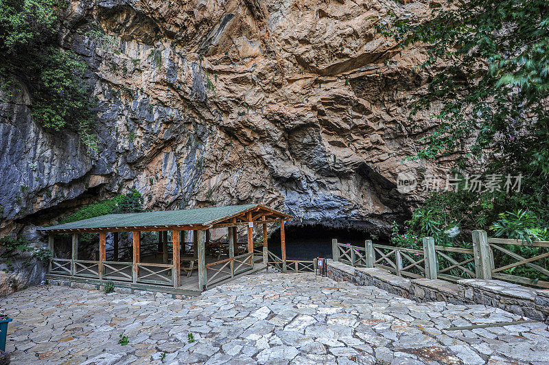 The viewing area built at the entrance of Altınbeşik Cave